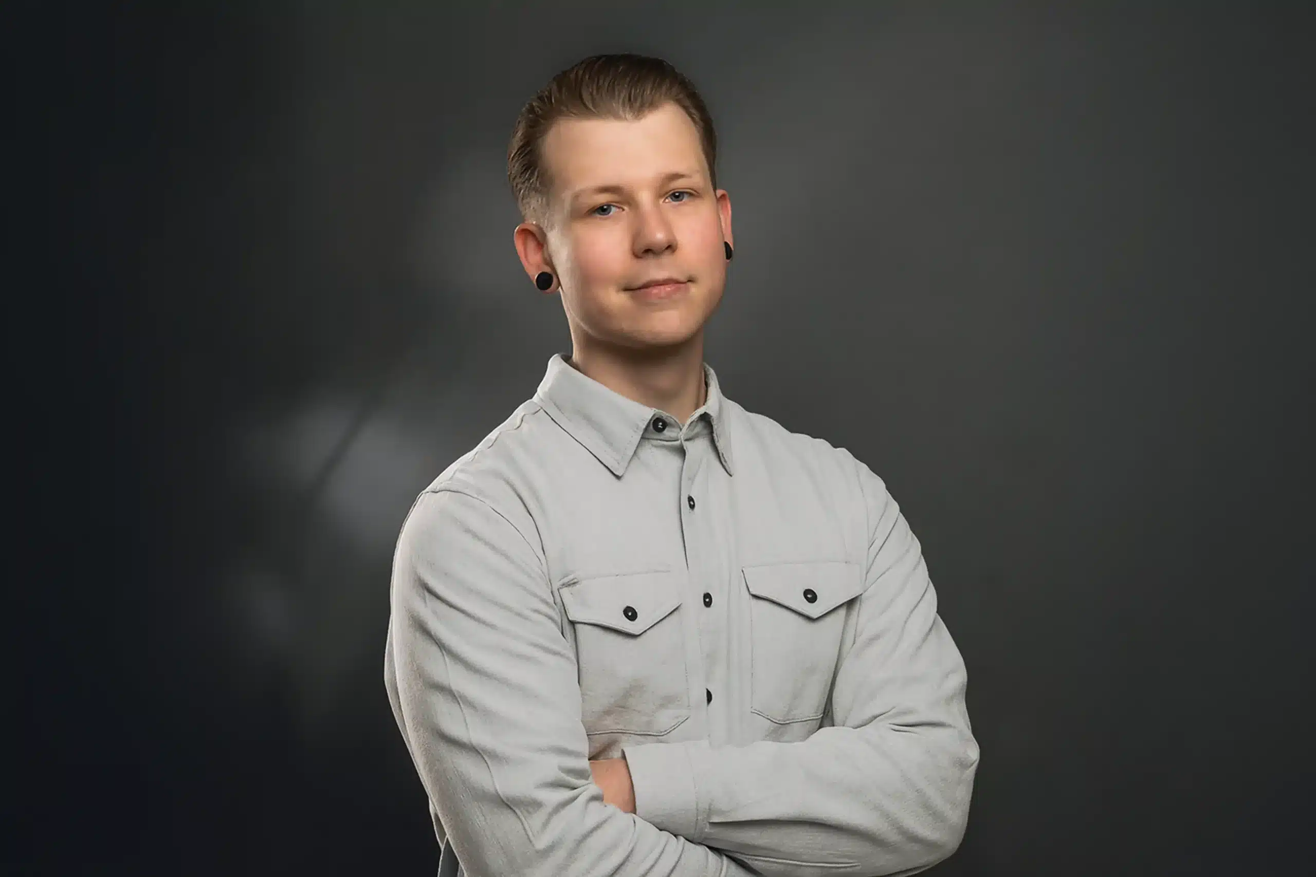 Portrait von Thomas Schwarz, Videograf aus Deutschland, im professionellen Studio-Setting.