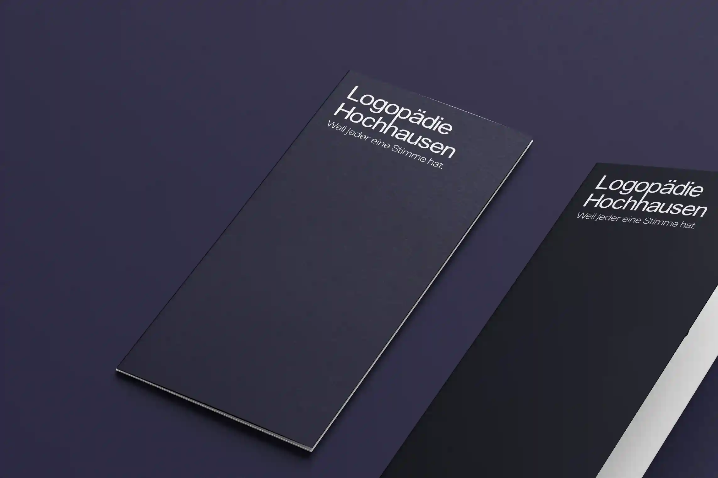 Corporate Design Folder der Logopädie Hochhausen in tiefblauer Farbwelt.