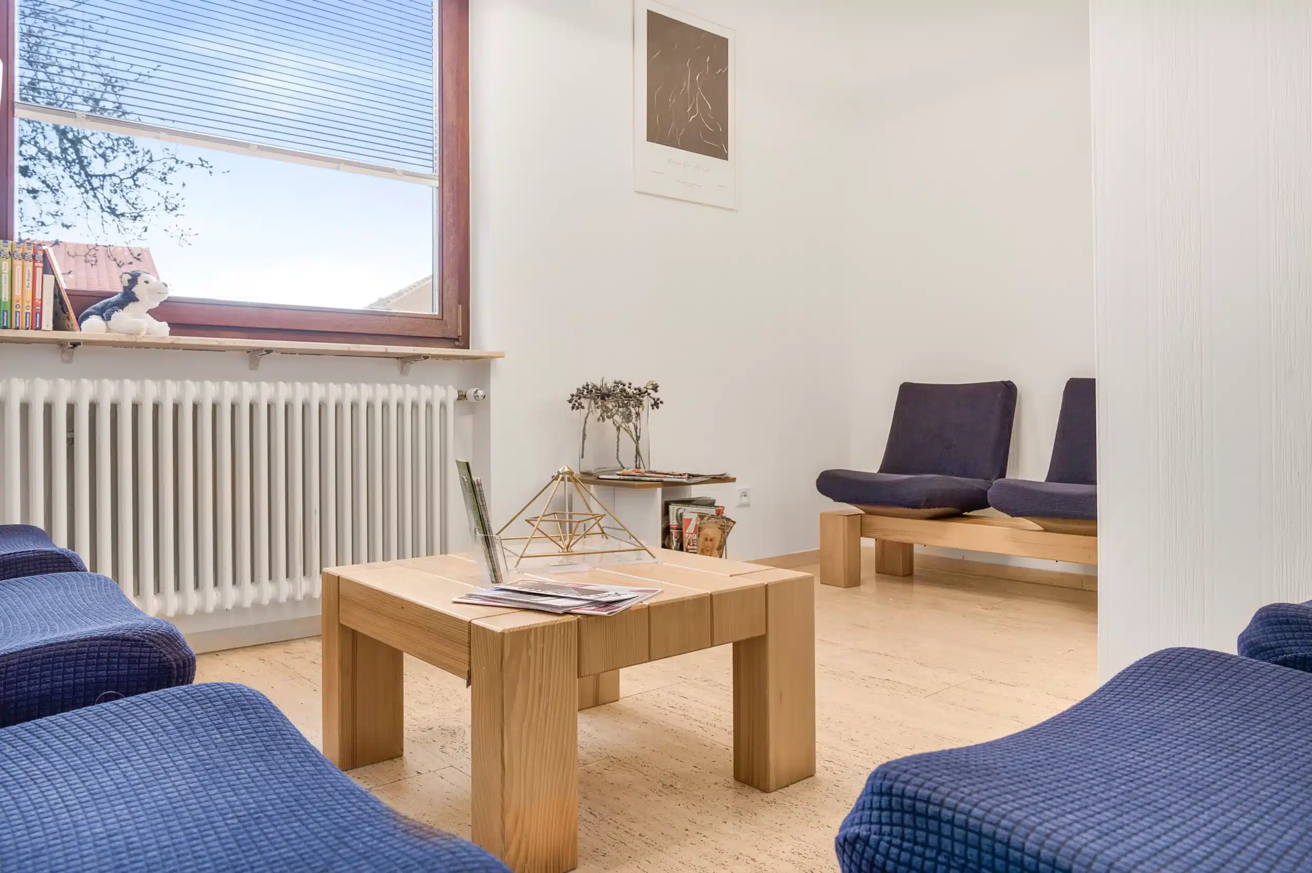 Innenaufnahme des Wartebereichs der Logopädie Hochhausen, eingesetzt für den visuellen Markenauftritt.