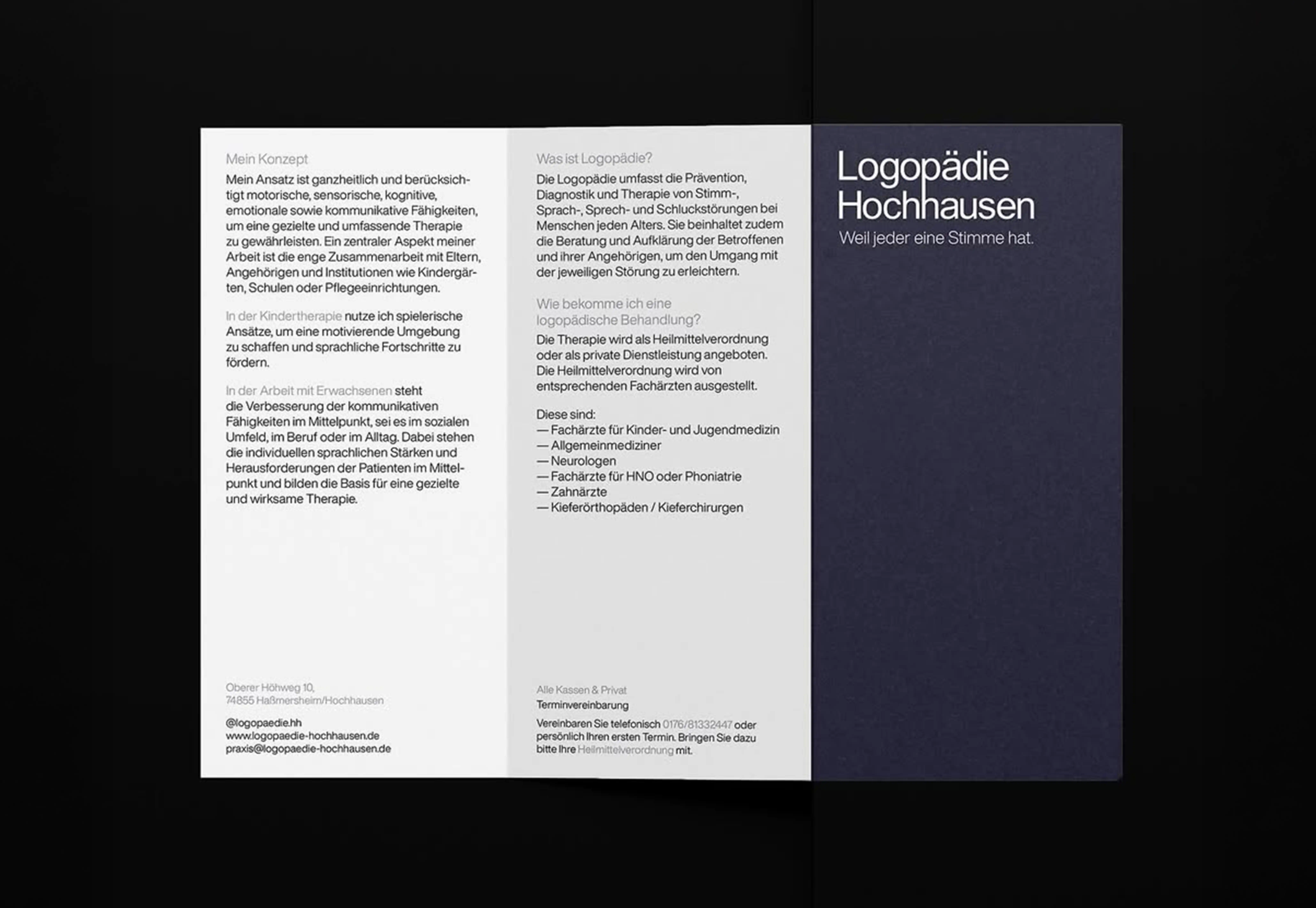 IA-Studio – Branding, Logo Design & Webdesign in Wien Geöffneter Logopädie-Hochhausen-Flyer mit Informationen zu Therapieansätzen, Leistungen und Praxisdetails, gestaltet in Weiß und Dunkelblau auf dunklem Hintergrund.