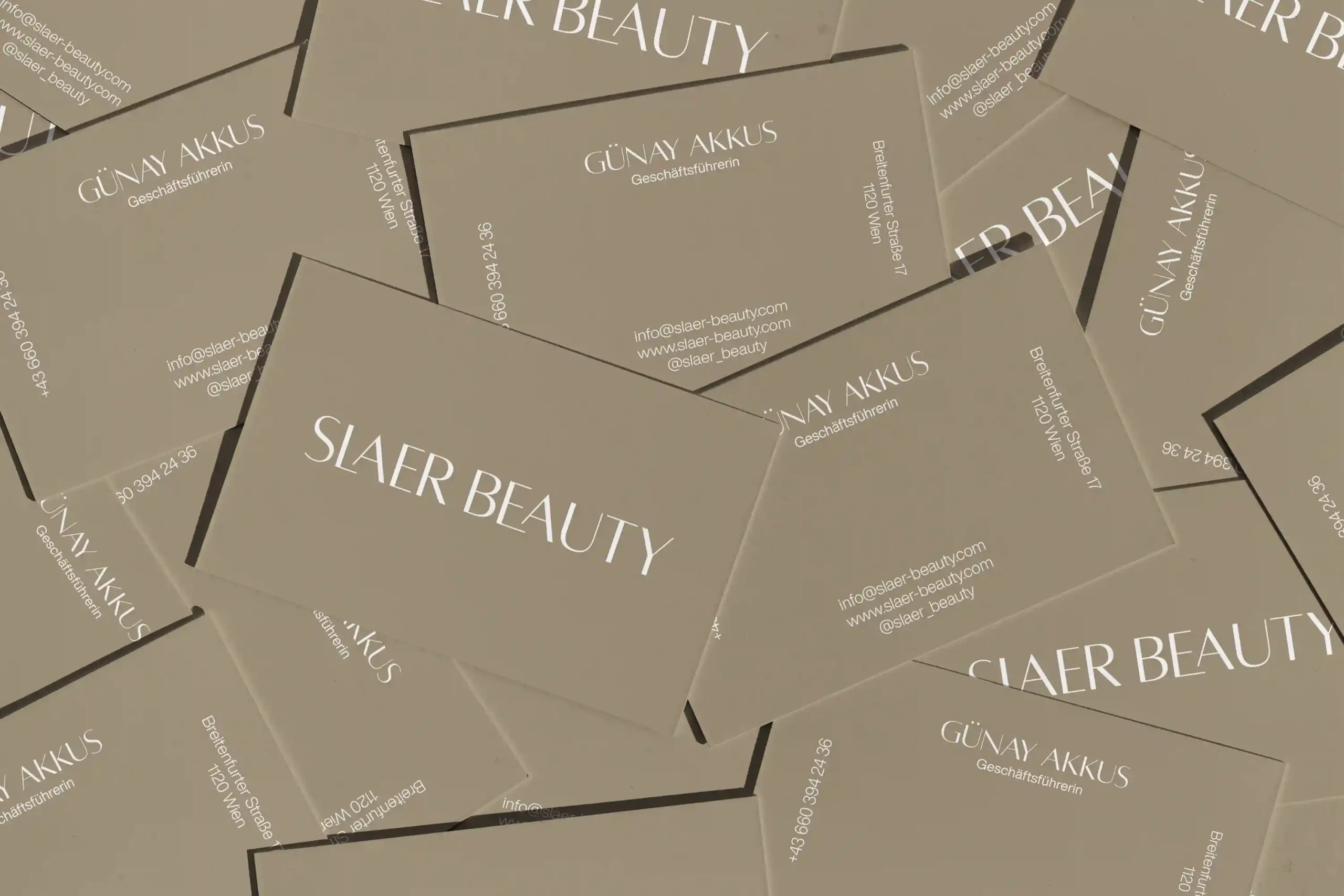 Gestaltete Slaer-Beauty Visitenkarten im minimalistischen beige-farbenen Corporate Design.