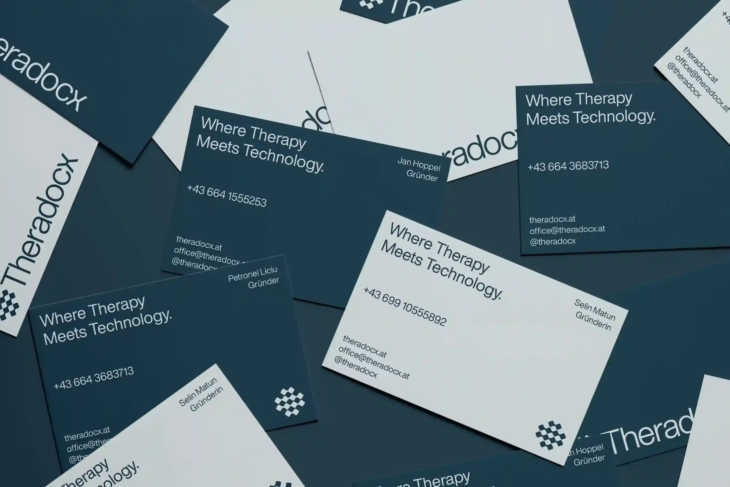 Theradocx Visitenkarten in dunkel und hell blauem Corporate Design.