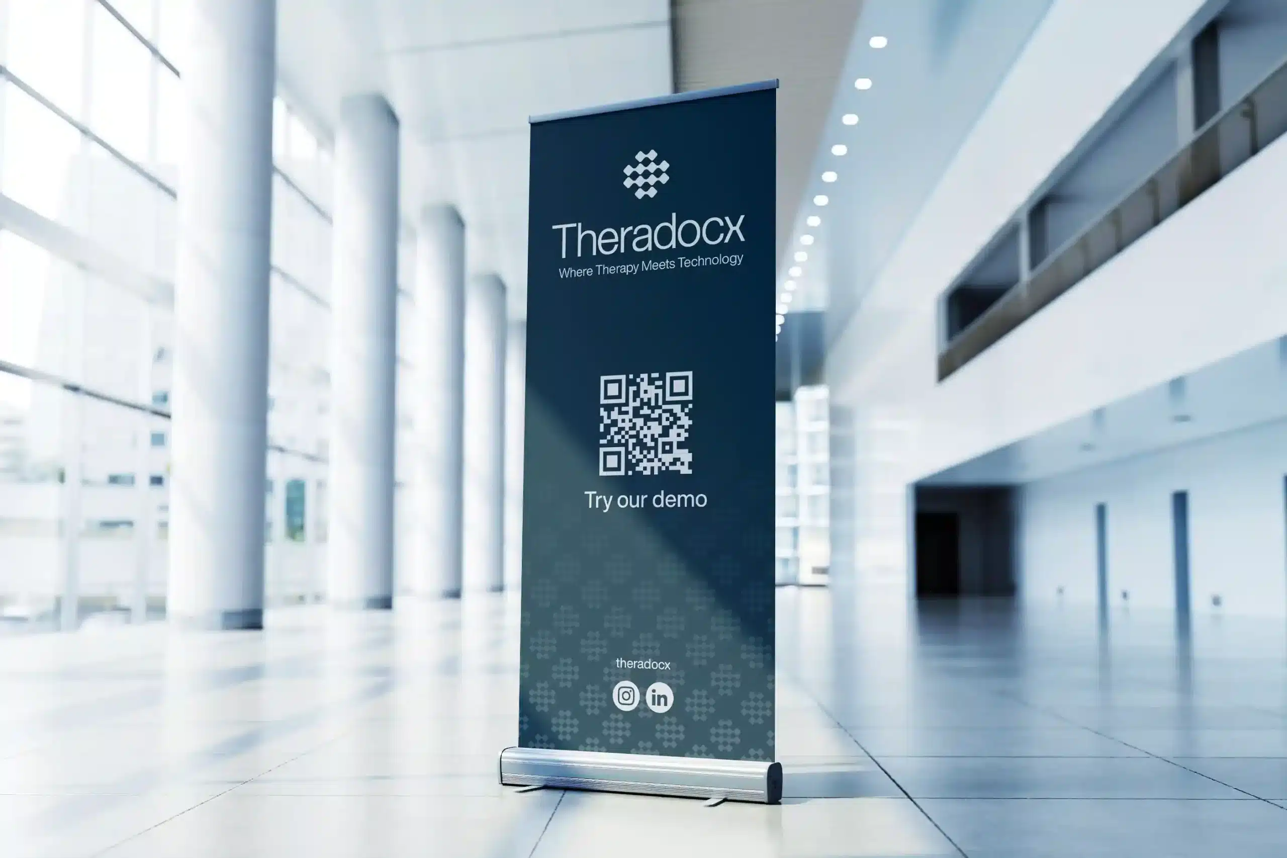 Roll-Up Banner platziert in modernem, hellen Eingangsbereich.