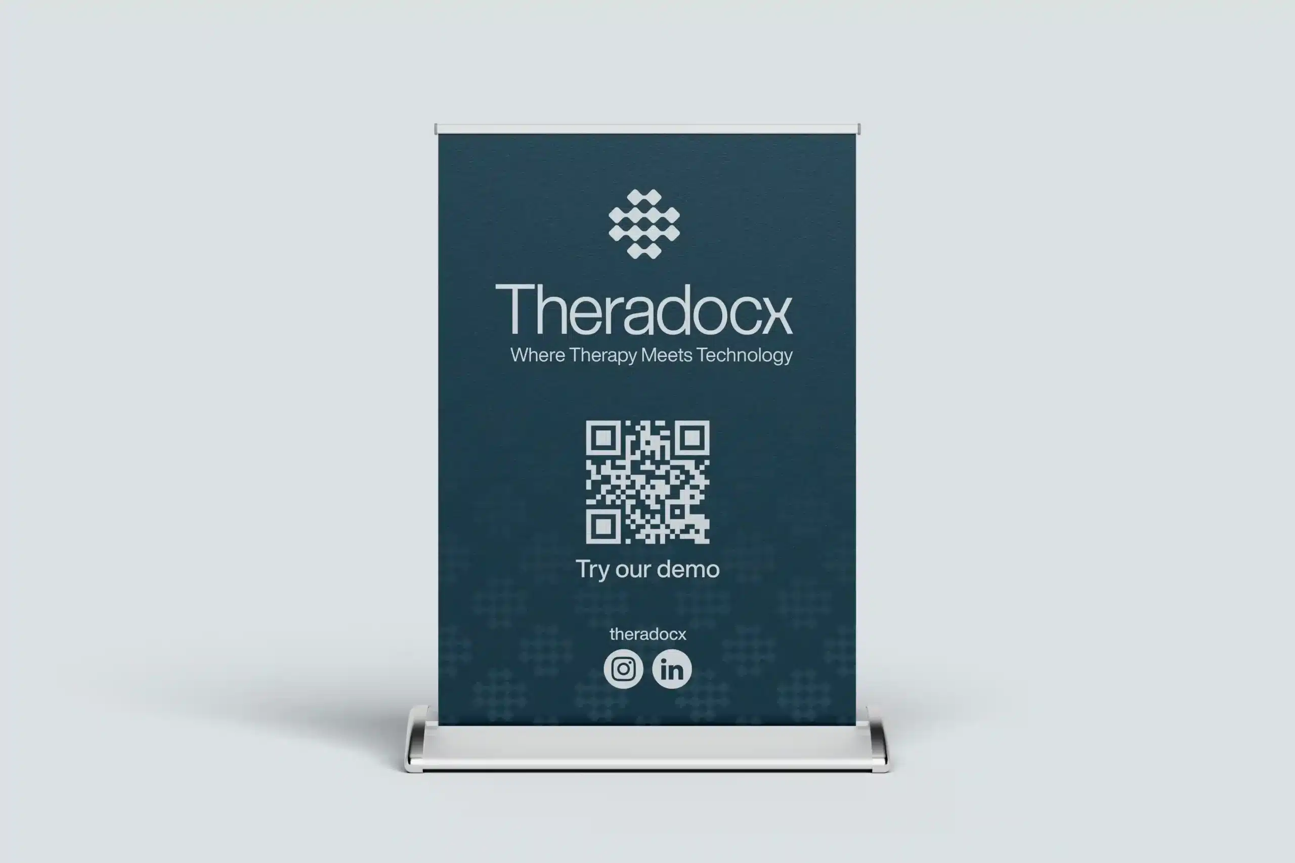 Ein modernes kleines Roll-Up im Theradocx-Look. QR-Codes und klare Struktur sorgen für einen schnellen, professionellen Überblick über das Unternehmen.