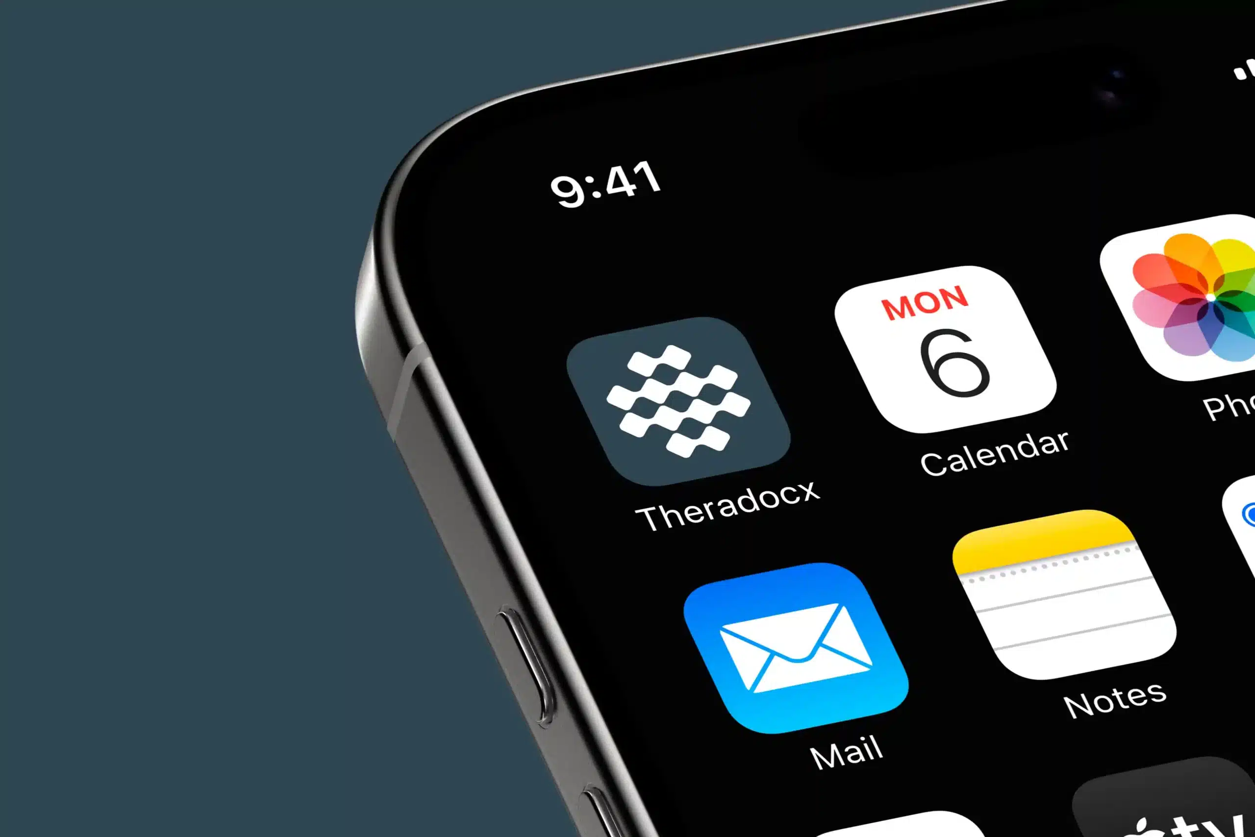 Theradocx App-Icon auf einem Smartphone Display.