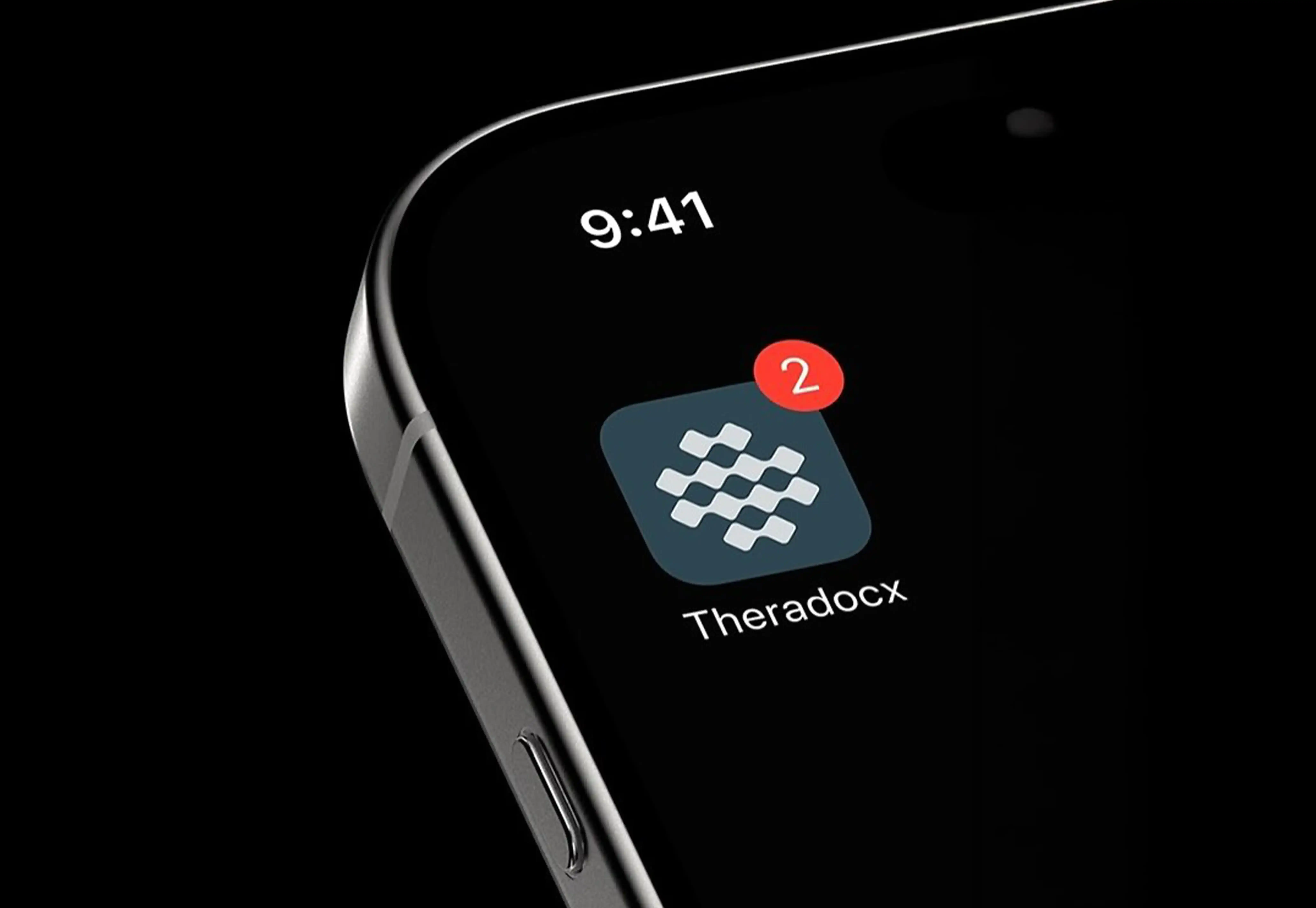 IA-Studio – Branding, Logo Design & Webdesign in Wien Smartphone-Bildschirm mit dem App-Icon der Theradocx-Software und einer Benachrichtigungsmarkierung, dargestellt auf schwarzem Hintergrund.
