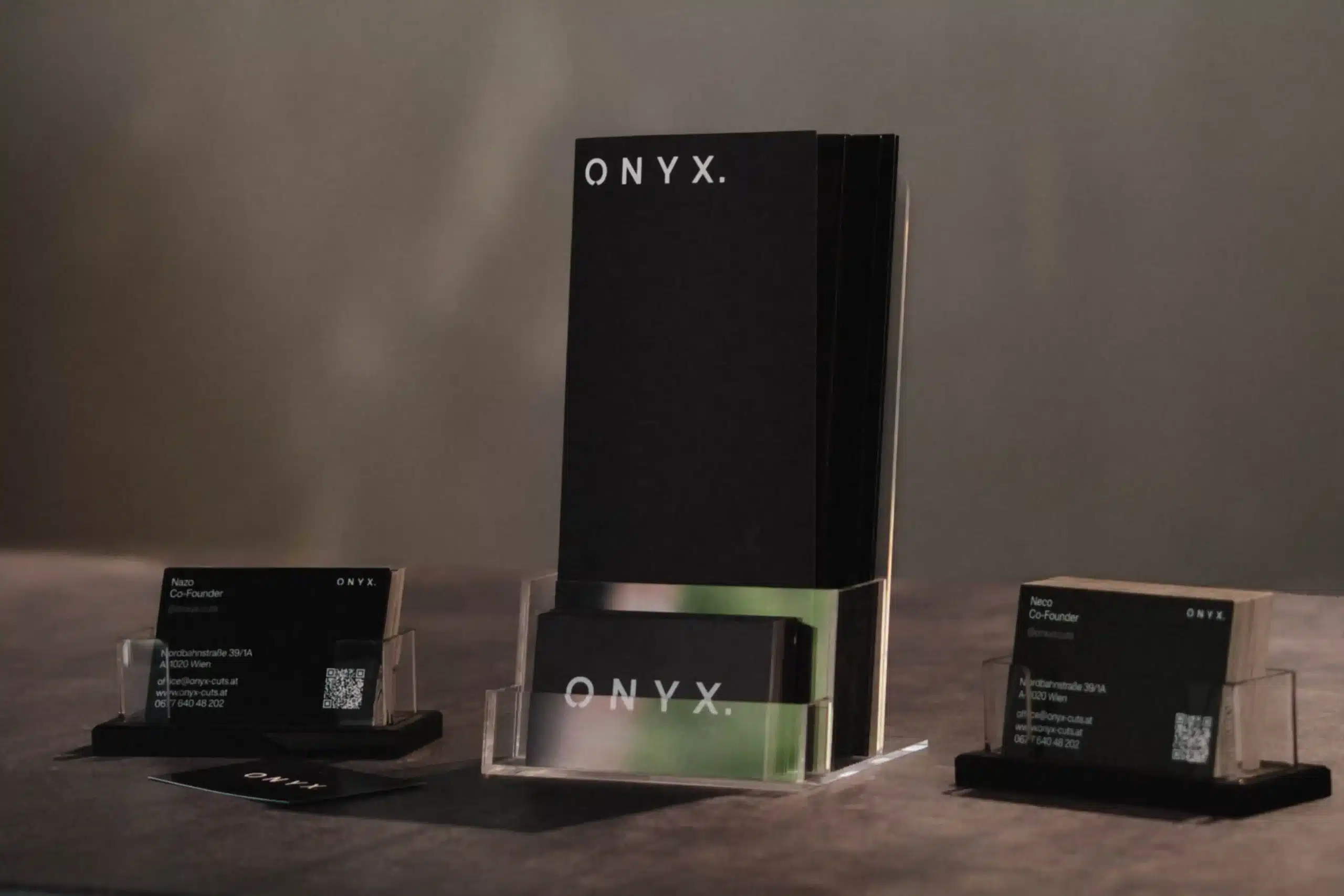6-seitige Broschüre für ONYX mit reduziertem Schwarz-Weiß Design. Die klare Gestaltung, strukturierte Inhalte und moderne Typografie vermitteln Professionalität, Einheitlichkeit und Premium-Qualität.